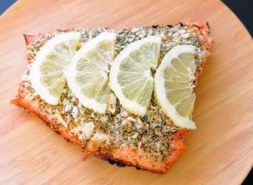 Salmone grigliato in crosta di parmigiano e limone