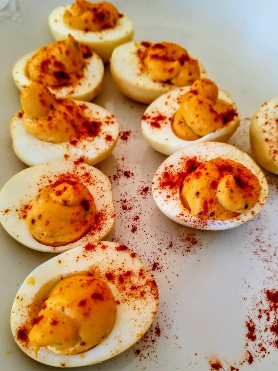 uova alla diavola affumicate - smoked deviled eggs
