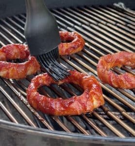 Anelli di cipolla avvolti con pancetta