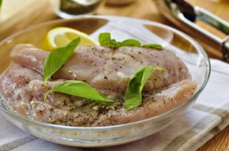 Marinare il pollo alla griglia: guida per la marinatura perfetta