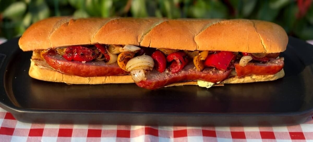 Panino con Salamelle Affumicate, Peperoni e Cipolle Grigliate: Il Segreto per un BBQ da Maestro!