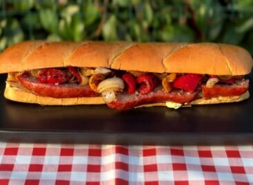 Panino con Salamelle Affumicate, Peperoni e Cipolle Grigliate: Il Segreto per un BBQ da Maestro!