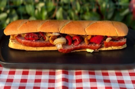 Panino con Salamelle Affumicate, Peperoni e Cipolle Grigliate: Il Segreto per un BBQ da Maestro!