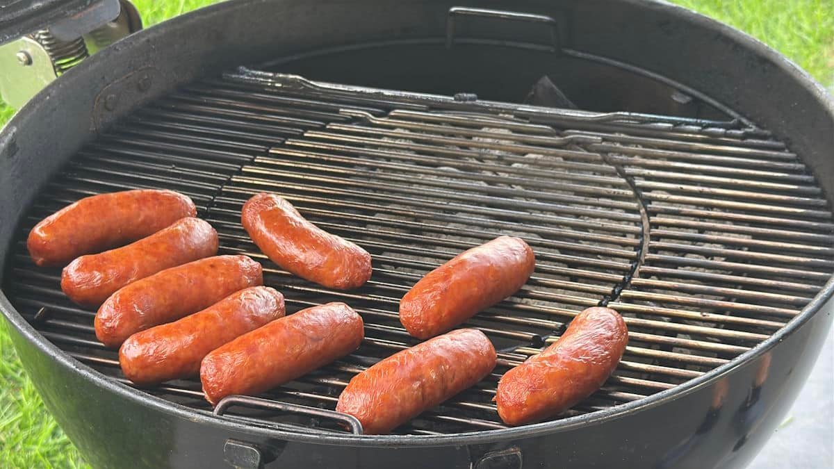 Salamelle affumicate su barbecue con legno di ciliegio