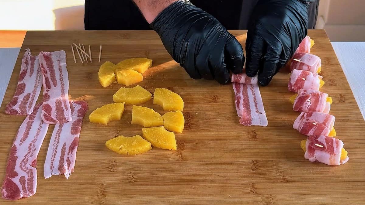 Preparazione bocconcini ananas e bacon