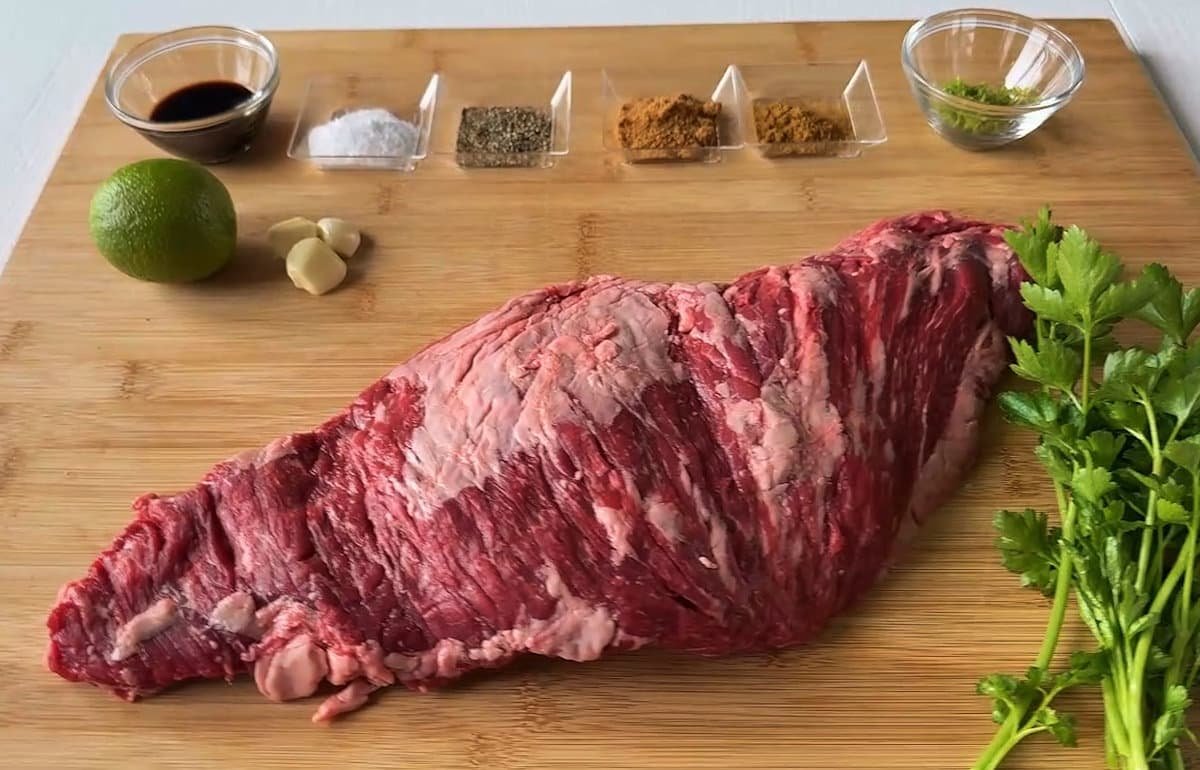 Flap steak (bavetta) cruda, taglio ideale per griglia e marinatura, carne asada